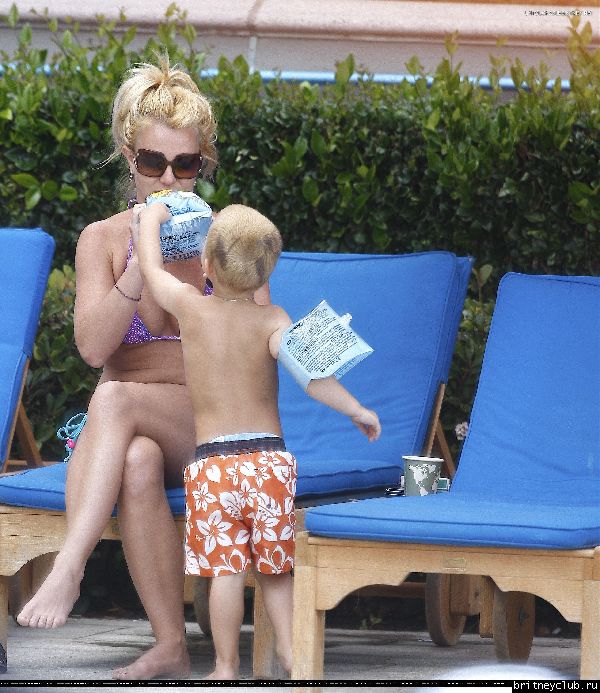 Бритни с детьми отдыхает у бассеина124.jpg(Бритни Спирс, Britney Spears)