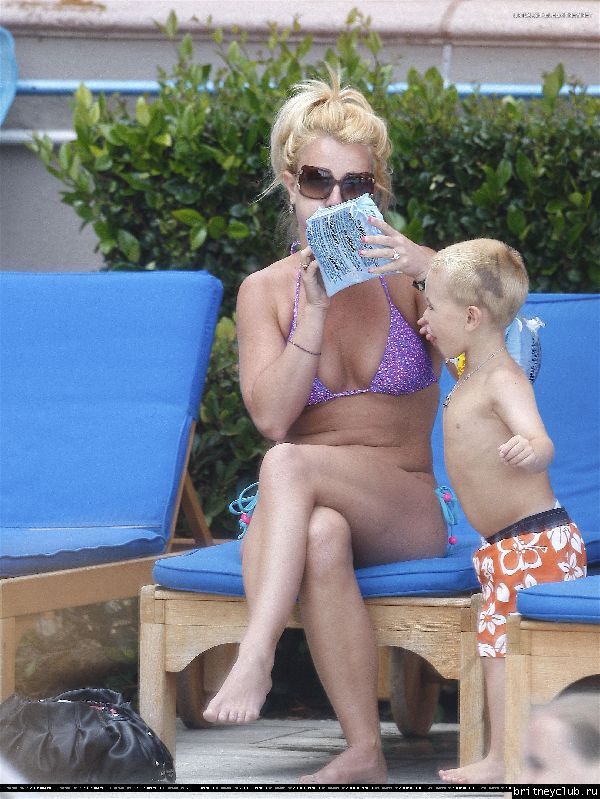 Бритни с детьми отдыхает у бассеина125.jpg(Бритни Спирс, Britney Spears)