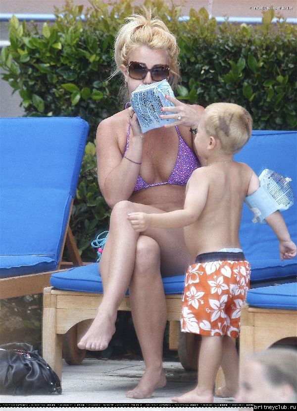 Бритни с детьми отдыхает у бассеина126.jpg(Бритни Спирс, Britney Spears)
