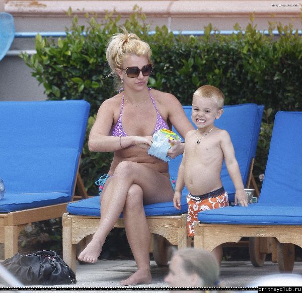 Бритни с детьми отдыхает у бассеина127.jpg(Бритни Спирс, Britney Spears)