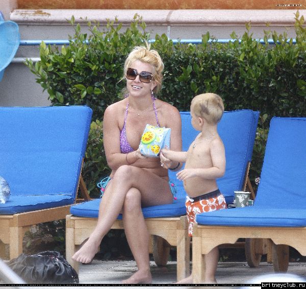 Бритни с детьми отдыхает у бассеина128.jpg(Бритни Спирс, Britney Spears)