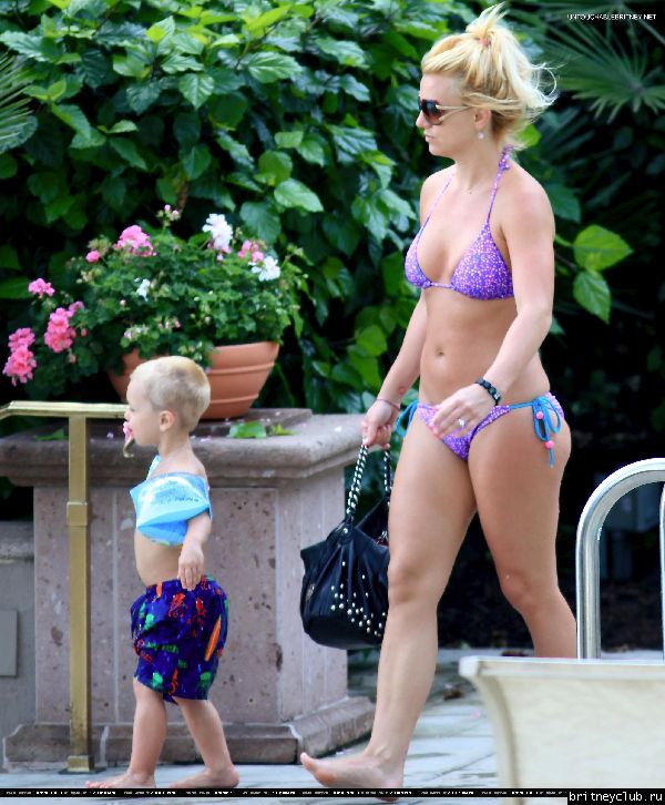 Бритни с детьми отдыхает у бассеина137.jpg(Бритни Спирс, Britney Spears)