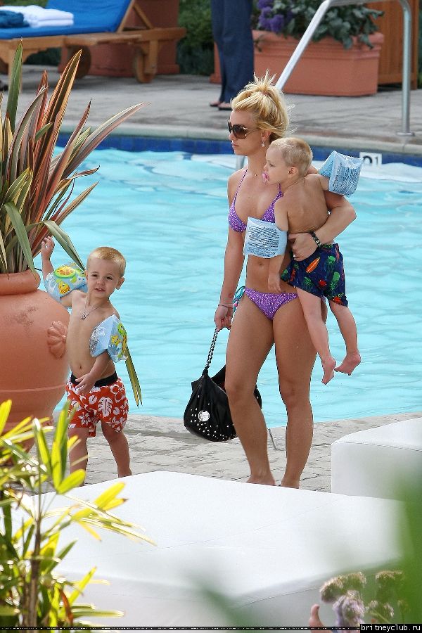 Бритни с детьми отдыхает у бассеина144.jpg(Бритни Спирс, Britney Spears)
