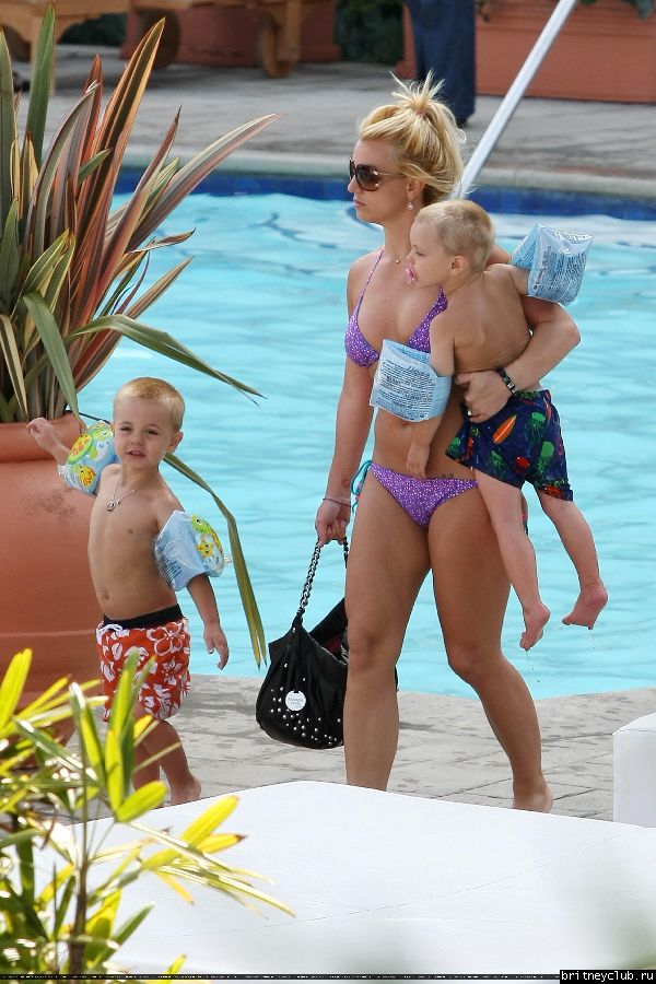 Бритни с детьми отдыхает у бассеина145.jpg(Бритни Спирс, Britney Spears)