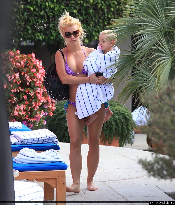 Бритни с детьми отдыхает у бассеина147.jpg(Бритни Спирс, Britney Spears)
