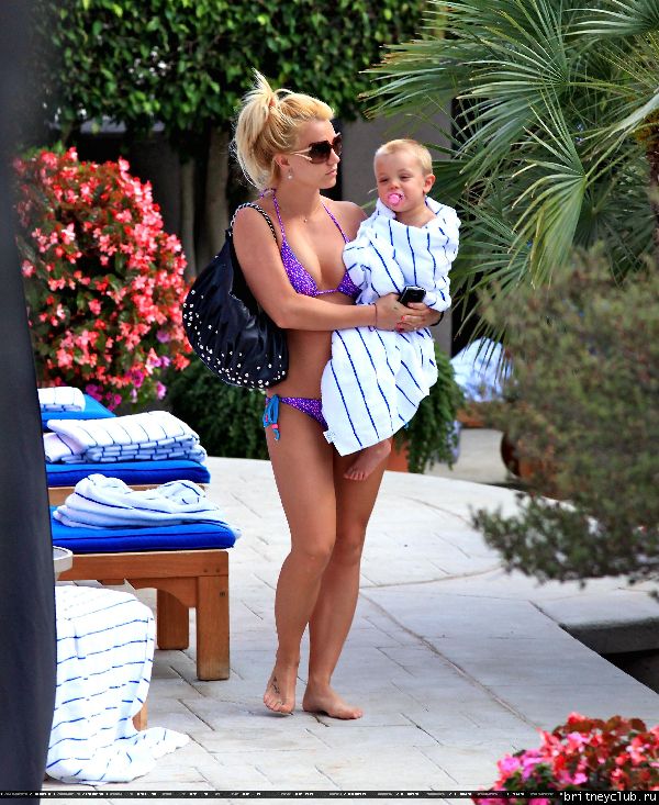 Бритни с детьми отдыхает у бассеина148.jpg(Бритни Спирс, Britney Spears)