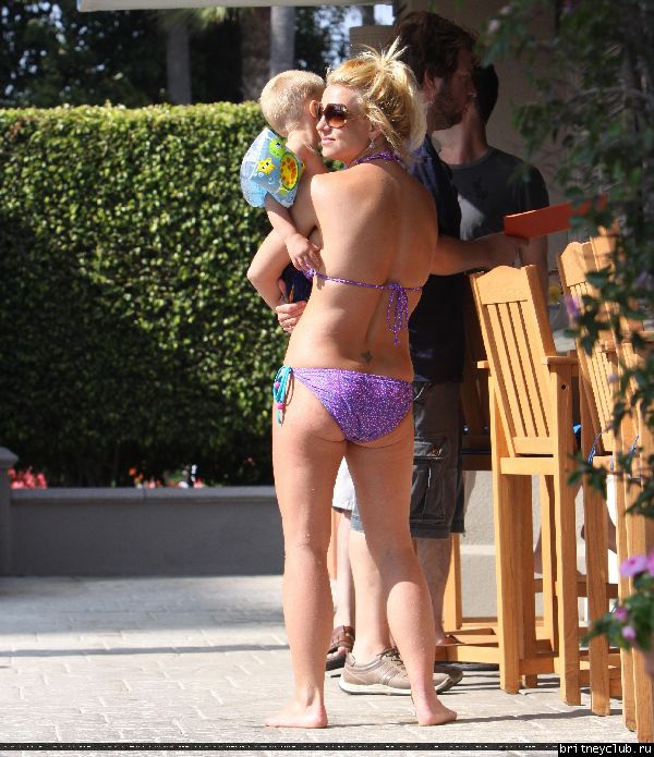 Бритни с детьми отдыхает у бассеина149.jpg(Бритни Спирс, Britney Spears)