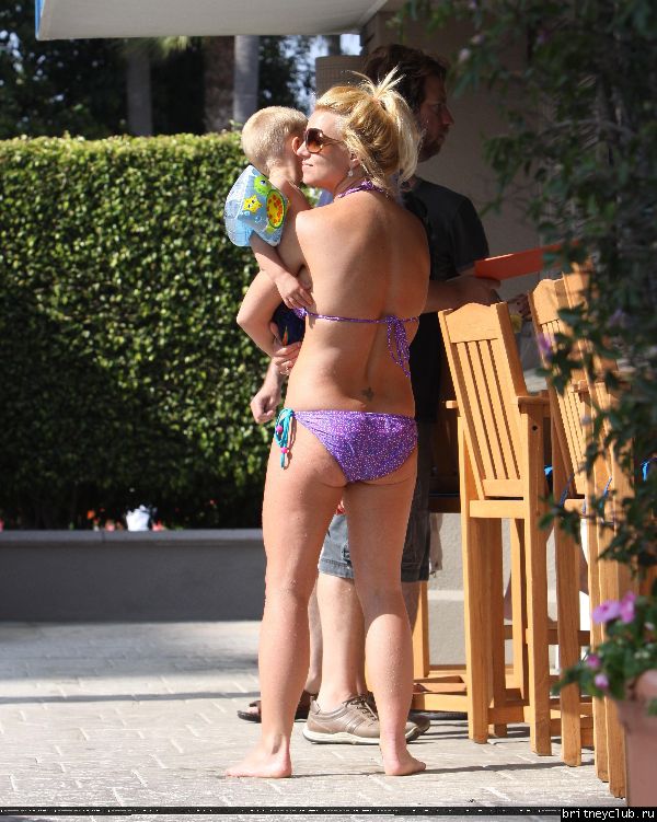 Бритни с детьми отдыхает у бассеина152.jpg(Бритни Спирс, Britney Spears)