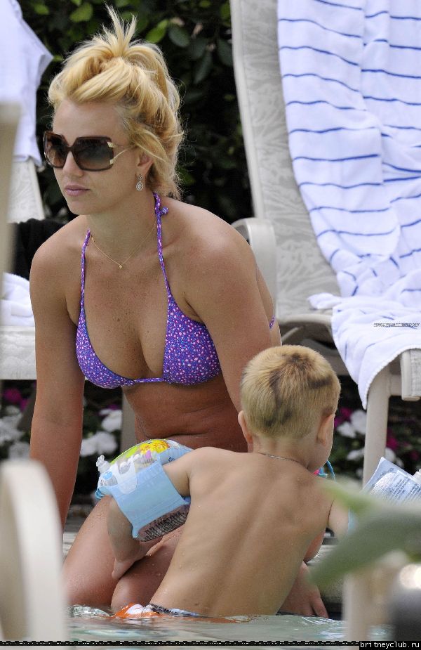 Бритни с детьми отдыхает у бассеина169.jpg(Бритни Спирс, Britney Spears)