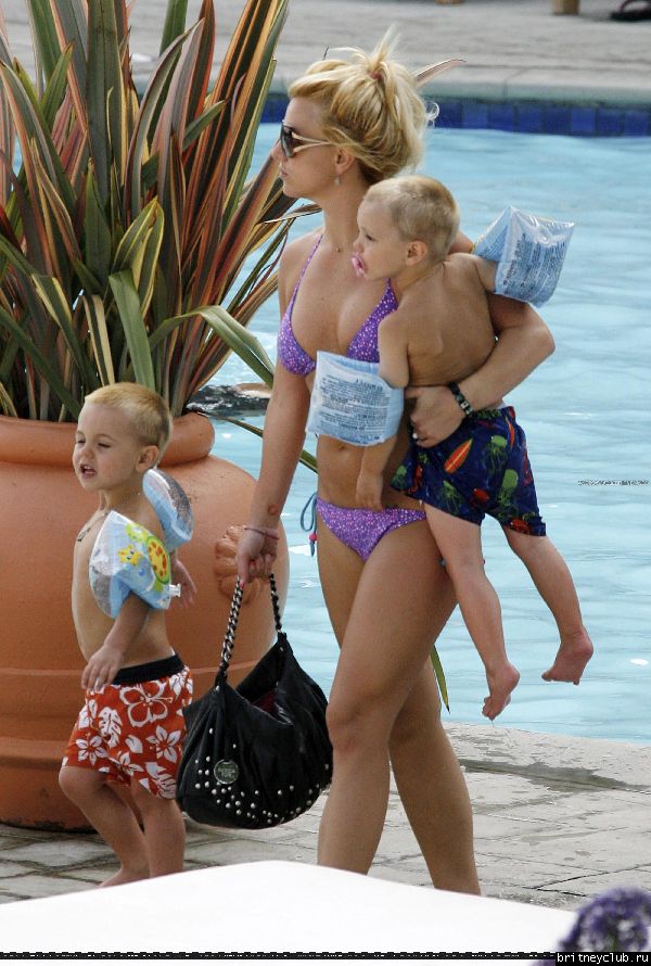 Бритни с детьми отдыхает у бассеина176.jpg(Бритни Спирс, Britney Spears)