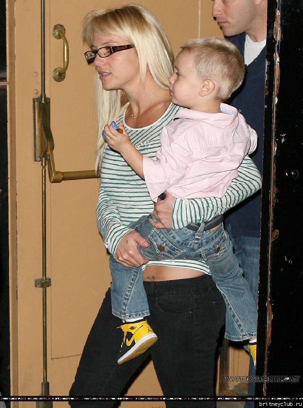 Бритни с детьми посещает мюзикл 09.jpg(Бритни Спирс, Britney Spears)