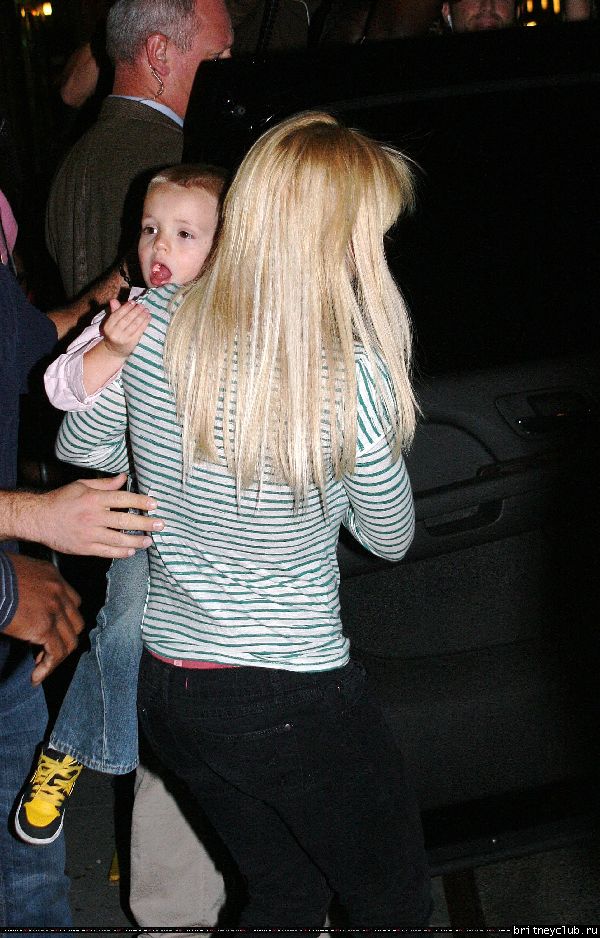 Бритни с детьми посещает мюзикл 14.jpg(Бритни Спирс, Britney Spears)