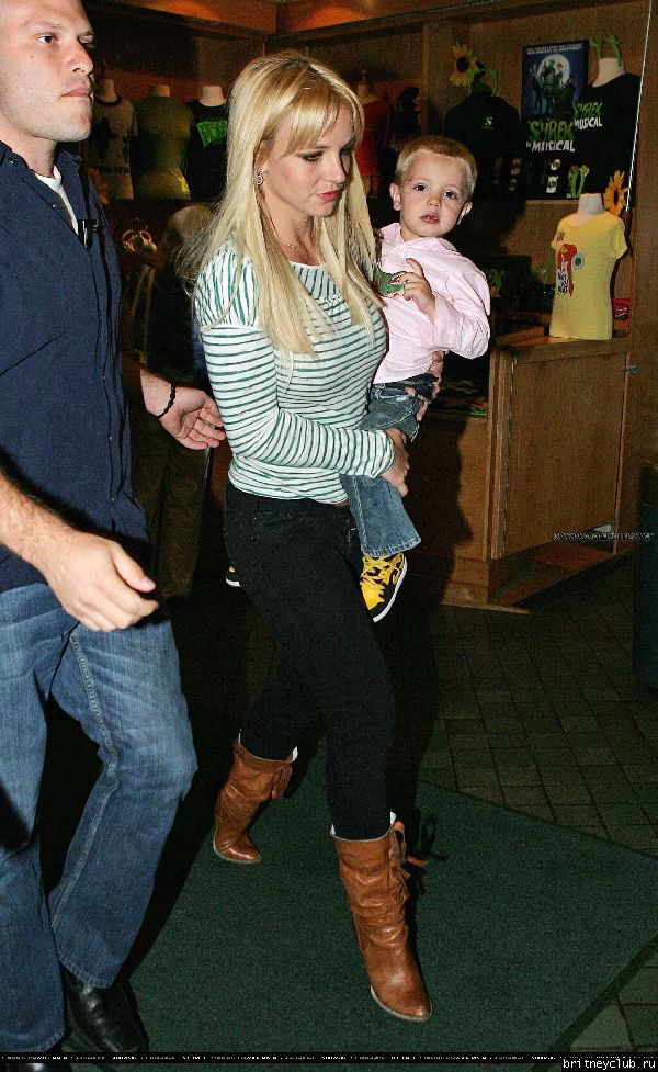 Бритни с детьми посещает мюзикл 36.jpg(Бритни Спирс, Britney Spears)