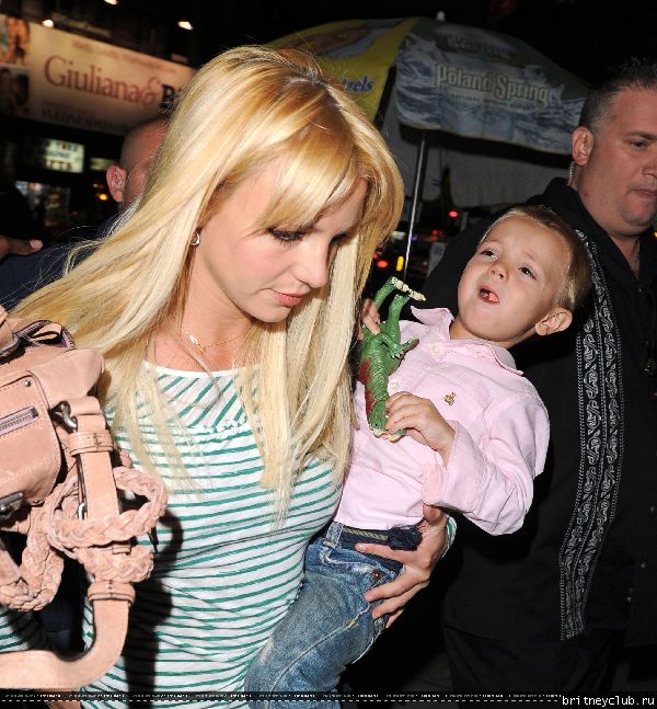 Бритни с детьми посещает мюзикл 43.jpg(Бритни Спирс, Britney Spears)