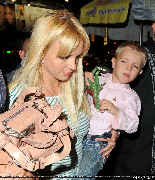 Бритни с детьми посещает мюзикл 44.jpg(Бритни Спирс, Britney Spears)