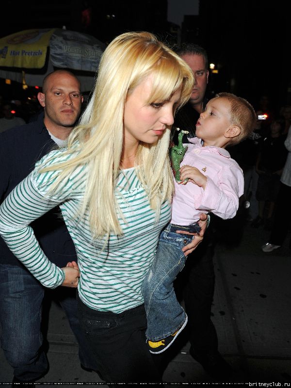 Бритни с детьми посещает мюзикл 46.jpg(Бритни Спирс, Britney Spears)