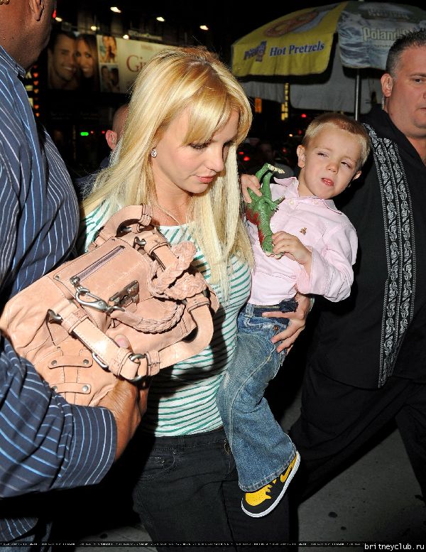 Бритни с детьми посещает мюзикл 48.jpg(Бритни Спирс, Britney Spears)