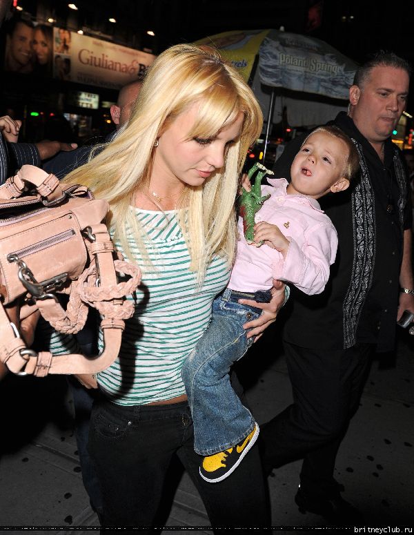 Бритни с детьми посещает мюзикл 49.jpg(Бритни Спирс, Britney Spears)