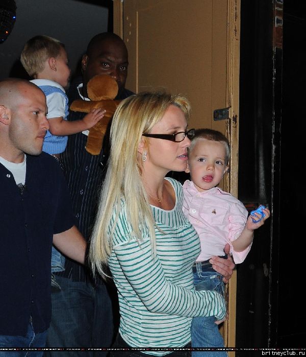Бритни с детьми посещает мюзикл 51.jpg(Бритни Спирс, Britney Spears)