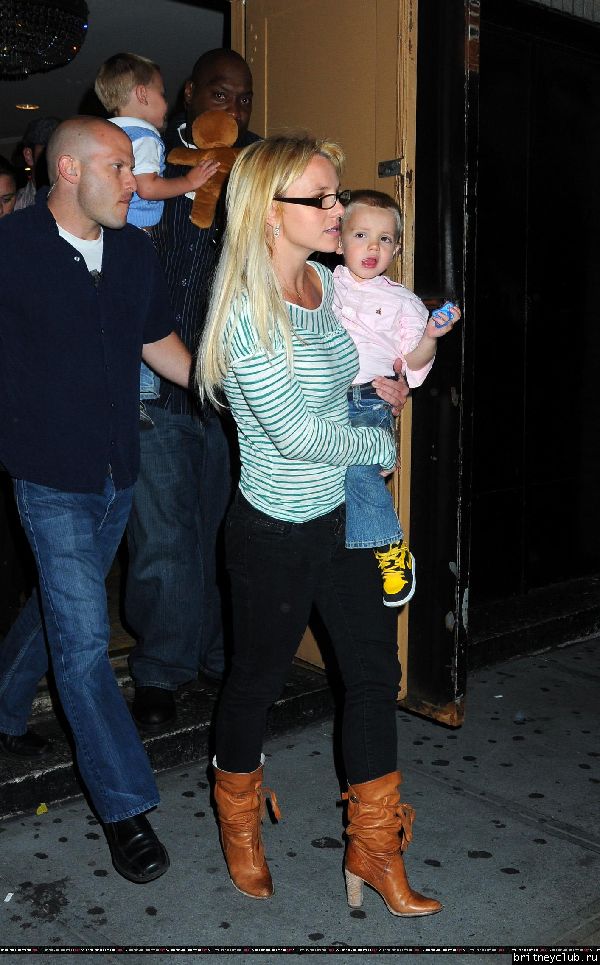 Бритни с детьми посещает мюзикл 52.jpg(Бритни Спирс, Britney Spears)