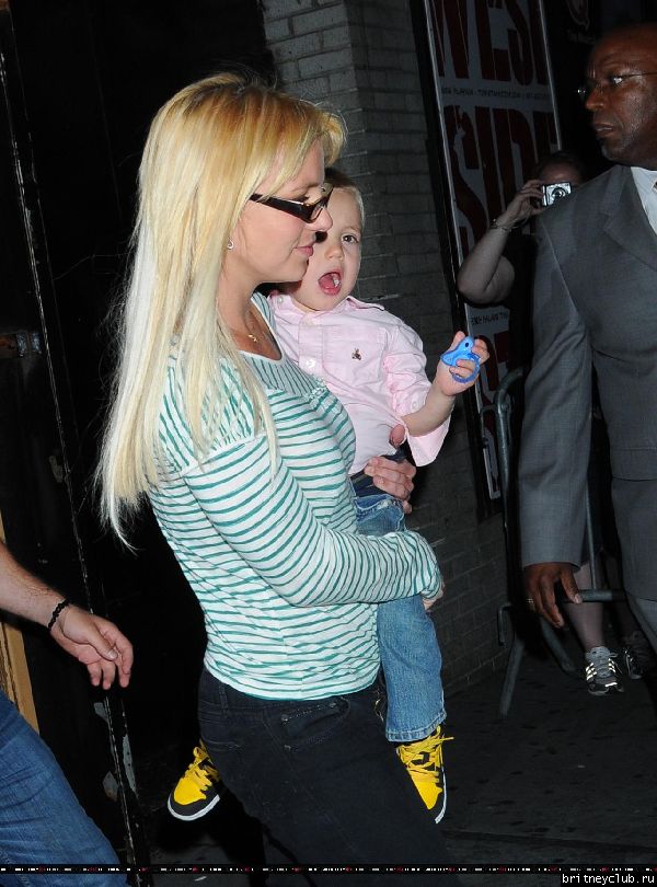 Бритни с детьми посещает мюзикл 53.jpg(Бритни Спирс, Britney Spears)