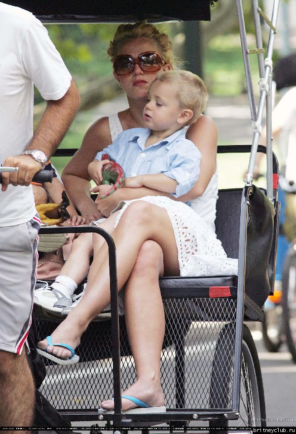 Бритни гуляет с детьми в Центральном парке Нью-Йорка01.jpg(Бритни Спирс, Britney Spears)
