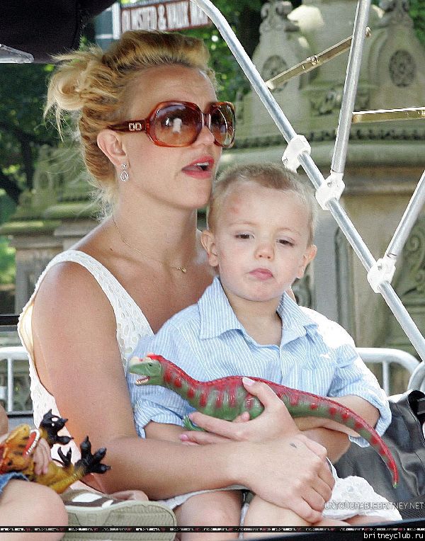 Бритни гуляет с детьми в Центральном парке Нью-Йорка04.jpg(Бритни Спирс, Britney Spears)