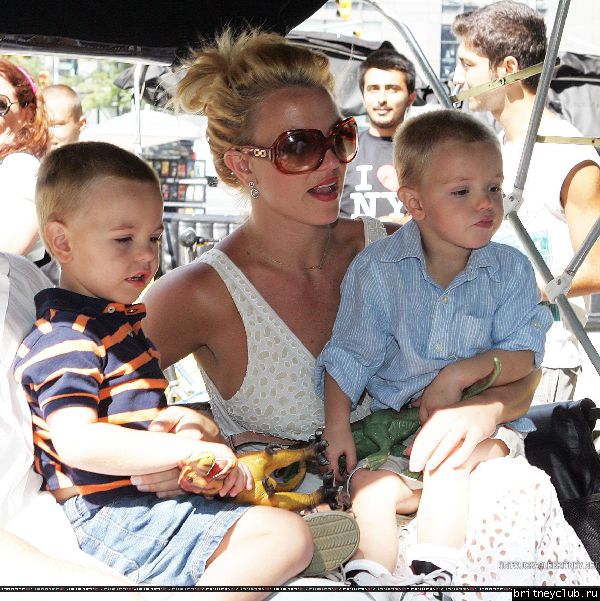 Бритни гуляет с детьми в Центральном парке Нью-Йорка07.jpg(Бритни Спирс, Britney Spears)