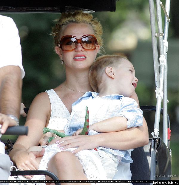 Бритни гуляет с детьми в Центральном парке Нью-Йорка08.jpg(Бритни Спирс, Britney Spears)