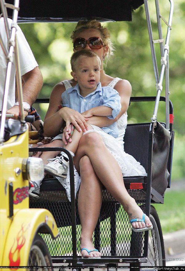 Бритни гуляет с детьми в Центральном парке Нью-Йорка09.jpg(Бритни Спирс, Britney Spears)