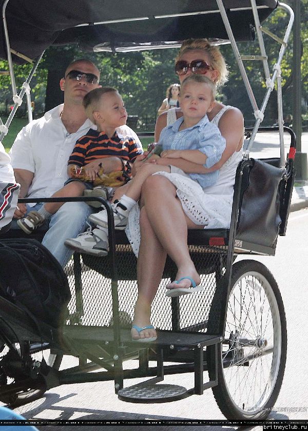 Бритни гуляет с детьми в Центральном парке Нью-Йорка10.jpg(Бритни Спирс, Britney Spears)