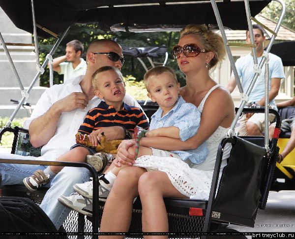 Бритни гуляет с детьми в Центральном парке Нью-Йорка11.jpg(Бритни Спирс, Britney Spears)