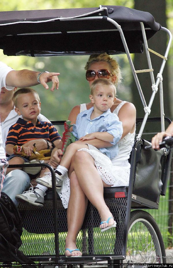 Бритни гуляет с детьми в Центральном парке Нью-Йорка12.jpg(Бритни Спирс, Britney Spears)