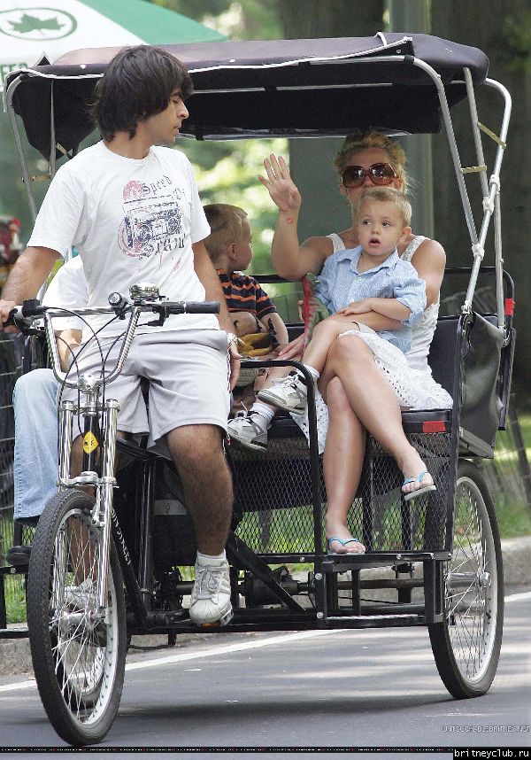 Бритни гуляет с детьми в Центральном парке Нью-Йорка13.jpg(Бритни Спирс, Britney Spears)