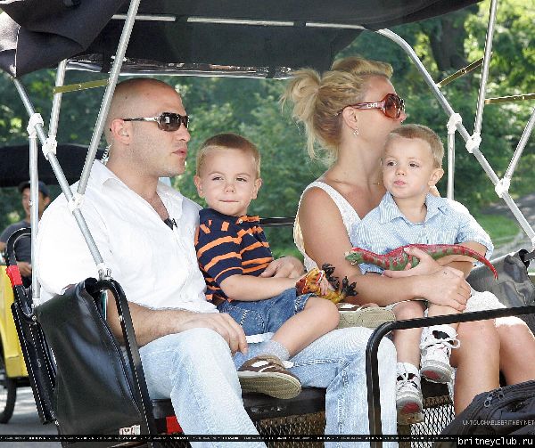 Бритни гуляет с детьми в Центральном парке Нью-Йорка14.jpg(Бритни Спирс, Britney Spears)