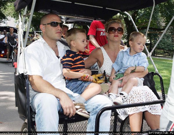 Бритни гуляет с детьми в Центральном парке Нью-Йорка16.jpg(Бритни Спирс, Britney Spears)