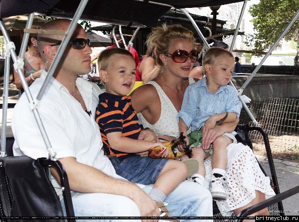 Бритни гуляет с детьми в Центральном парке Нью-Йорка17.jpg(Бритни Спирс, Britney Spears)