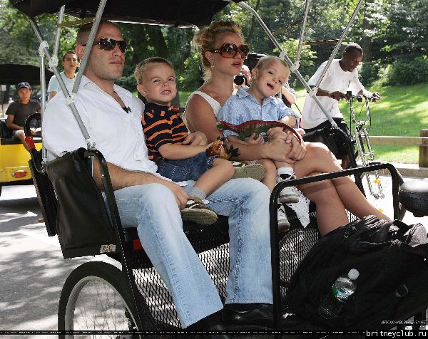 Бритни гуляет с детьми в Центральном парке Нью-Йорка20.jpg(Бритни Спирс, Britney Spears)