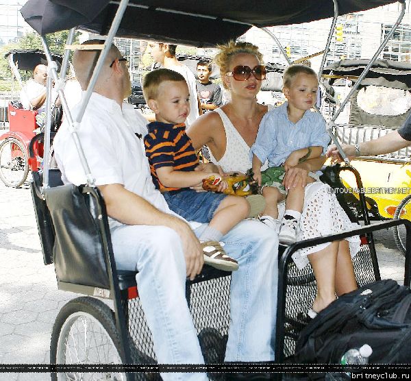 Бритни гуляет с детьми в Центральном парке Нью-Йорка23.jpg(Бритни Спирс, Britney Spears)