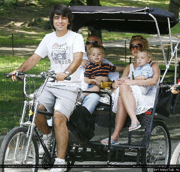 Бритни гуляет с детьми в Центральном парке Нью-Йорка24.jpg(Бритни Спирс, Britney Spears)