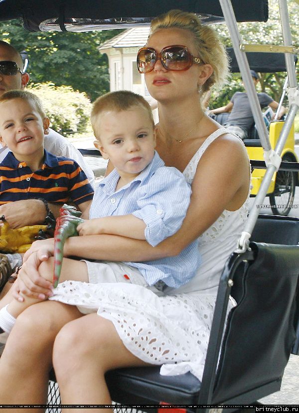 Бритни гуляет с детьми в Центральном парке Нью-Йорка25.jpg(Бритни Спирс, Britney Spears)