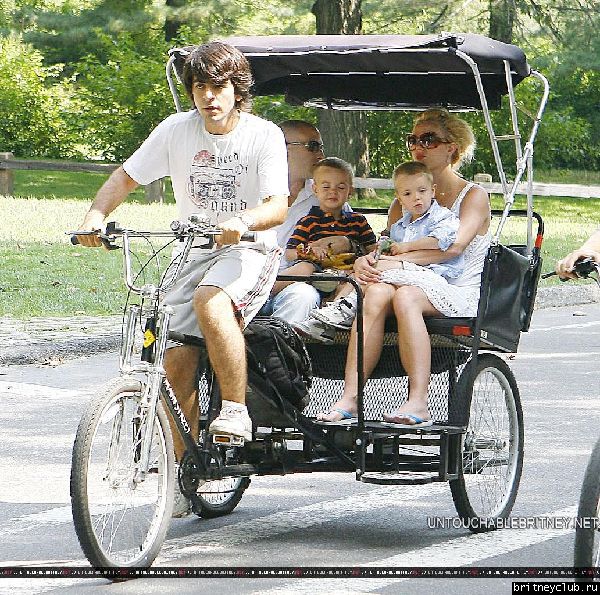 Бритни гуляет с детьми в Центральном парке Нью-Йорка26.jpg(Бритни Спирс, Britney Spears)