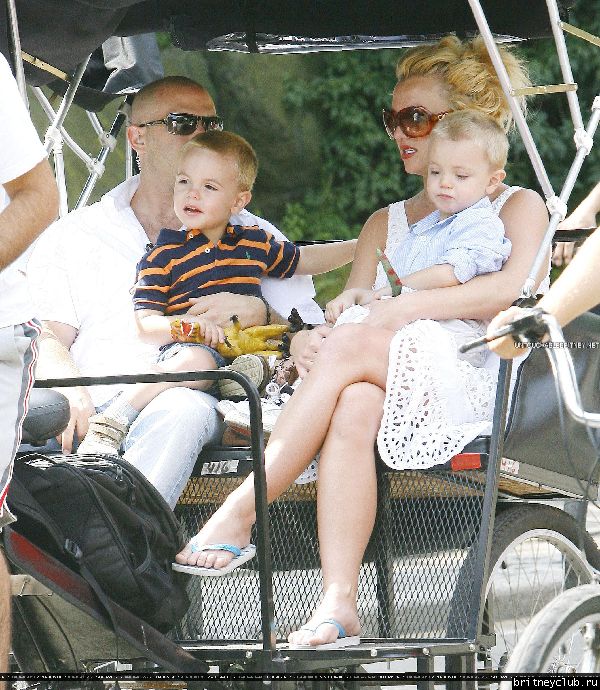 Бритни гуляет с детьми в Центральном парке Нью-Йорка27.jpg(Бритни Спирс, Britney Spears)