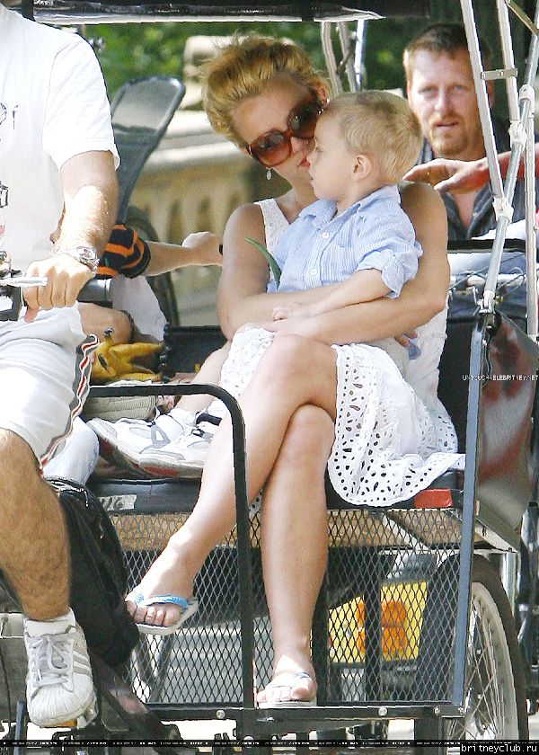 Бритни гуляет с детьми в Центральном парке Нью-Йорка28.jpg(Бритни Спирс, Britney Spears)