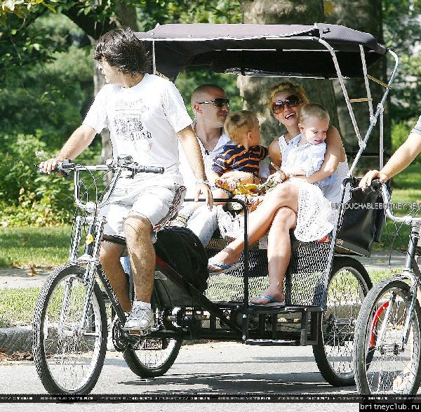 Бритни гуляет с детьми в Центральном парке Нью-Йорка29.jpg(Бритни Спирс, Britney Spears)