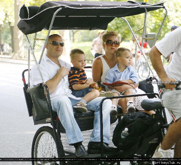 Бритни гуляет с детьми в Центральном парке Нью-Йорка30.jpg(Бритни Спирс, Britney Spears)