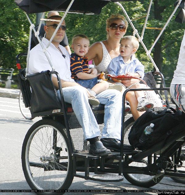 Бритни гуляет с детьми в Центральном парке Нью-Йорка32.jpg(Бритни Спирс, Britney Spears)