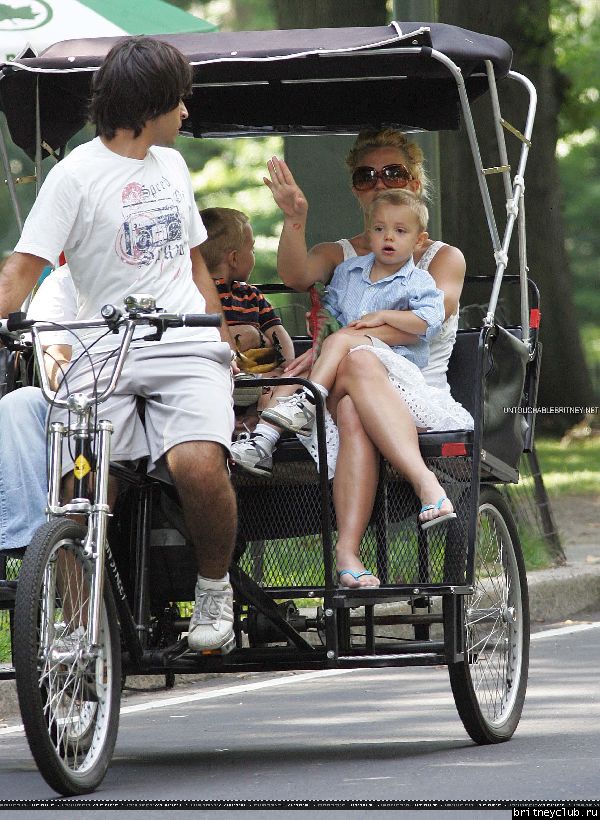 Бритни гуляет с детьми в Центральном парке Нью-Йорка41.jpg(Бритни Спирс, Britney Spears)