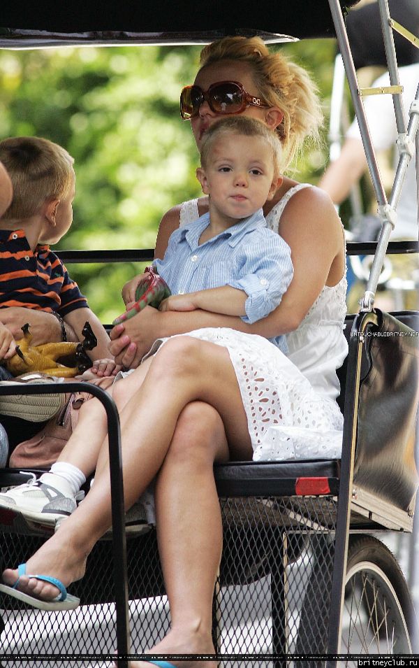 Бритни гуляет с детьми в Центральном парке Нью-Йорка42.jpg(Бритни Спирс, Britney Spears)