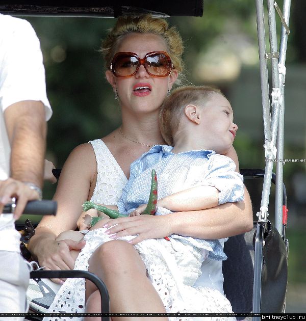 Бритни гуляет с детьми в Центральном парке Нью-Йорка43.jpg(Бритни Спирс, Britney Spears)